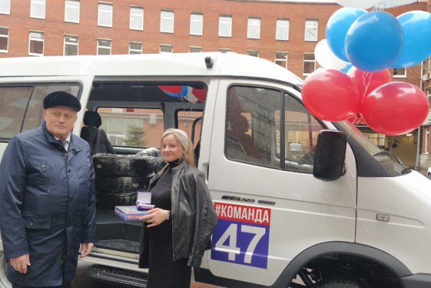 Первый из 17. Многодетная семья из Соснового Бора получила микроавтобус