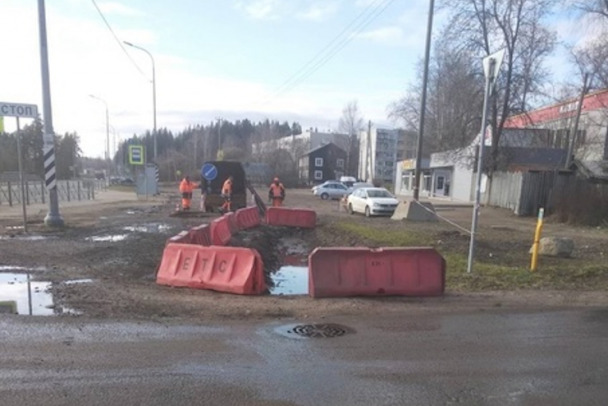 У Лесогорского оградят царь-яму, поглощающую автомобили