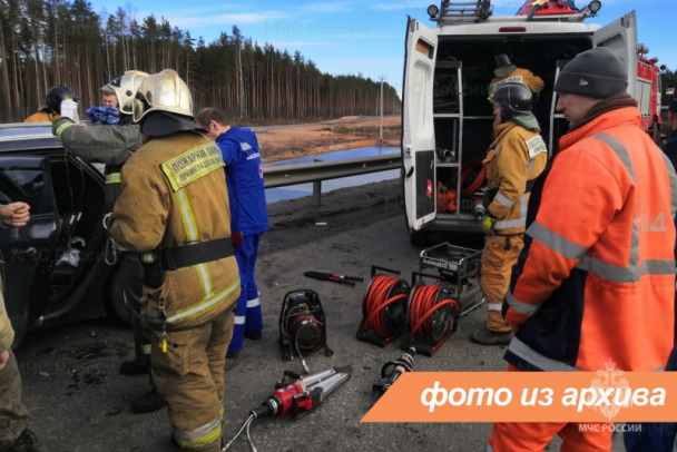 Водителей увезли в больницу после лобового столкновения под Бокситогорском