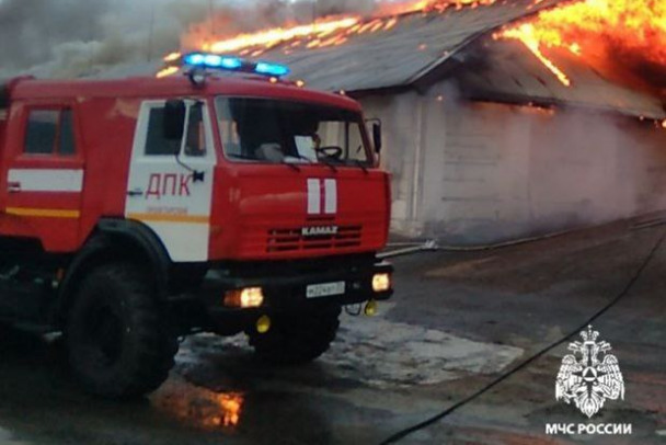 Мощный пожар на 1200 'квадратов' тушат на складе в Белгородской области