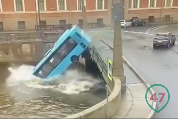 В салоне под 20 человек, а за рулем - водитель и курьер. Что известно о падении автобуса в Мойку