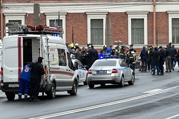 За рулем упавшего в Мойку автобуса сидел водитель, переехавший из Ленобласти