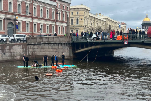 Прошли обыски в офисе компании-владельца автобуса, упавшего в Мойку. Проверяется, как водитель получил гражданство