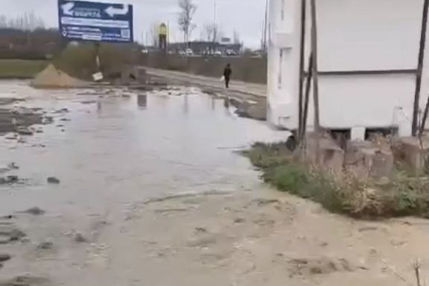 Била просто фонтаном. Вода подошла к дороге после строительных работ под Всеволожском