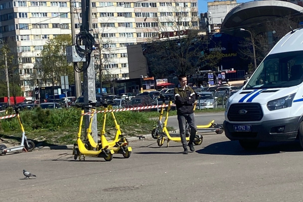 Накатили на самокаты. В Петербурге и Ленобласти полиция эвакуирует кикшеринг