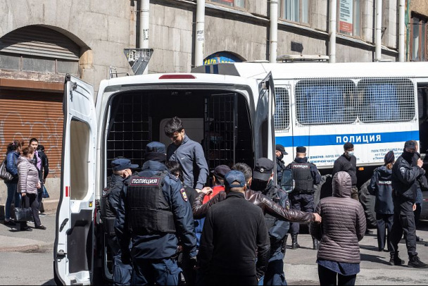 Семеро задержаны в Петербурге за легализацию тысяч мигрантов. В деле экзамены и взлом кабинетов на «госуслугах»