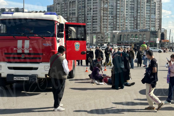 У ТЦ в Петербурге стреляли из-за парковки, агрессора ищут