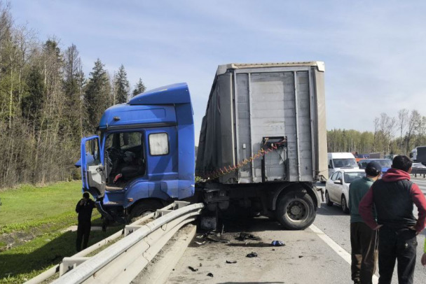 Фуру сложило пополам на КАД у Янино. Есть пострадавший