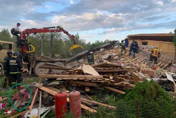 Дом под Лугой сложился от взрыва газа. Одного человека ищут под завалами