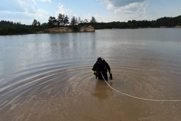 Водолазы достали мужчину из лазурного карьера под Гатчиной. Его любят туристы, но не всегда выплывают (фото)