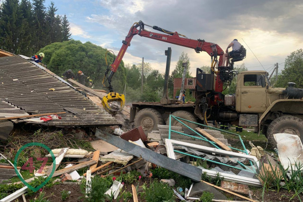 Продолжаются поиски мужчины под завалами дома в Чолово