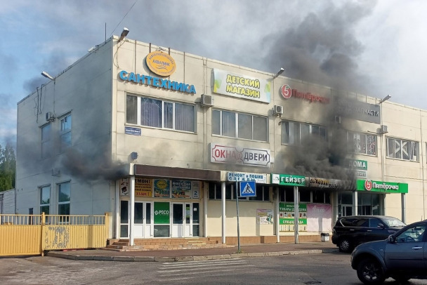 Столбы дыма поднялись из ТЦ во Всеволожске. Росгвардейцы помогали выбраться посетителям и персоналу