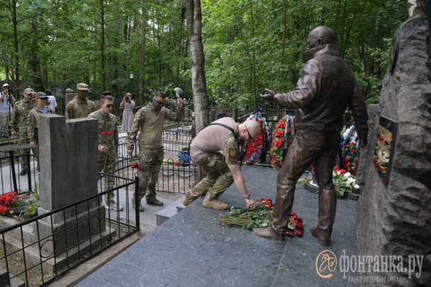 В день рождения Пригожина цветы несут к памятнику основателю «Вагнера» на кладбище Петербурга