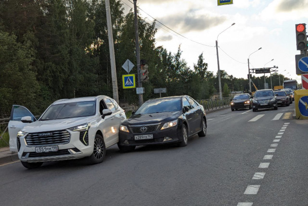 Притерлись в неудачном месте. ДТП собирает пробку в Сертолово