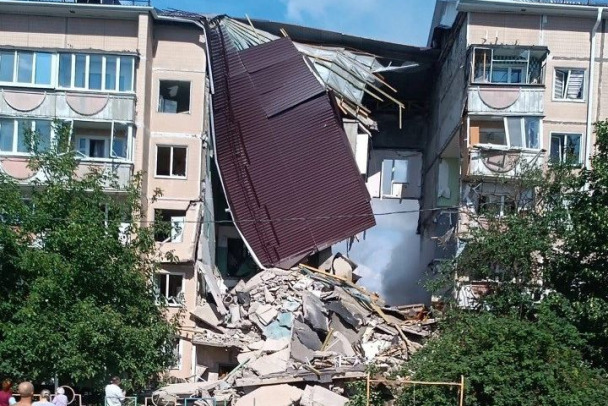 Фото и видео: Подъезд дома рухнул после обстрелов под Белгородом. Есть пострадавшие