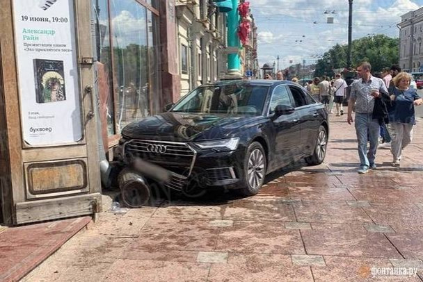 Фото: Служебная Ауди из структуры Газпрома влетела в витрину на Невском в Петербурге. Кто водитель - загадка