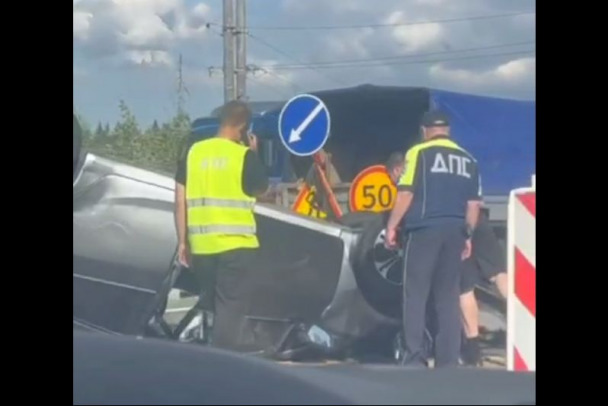 Видео: Перевертыш на 'Скандинавии' замедлил водителей. В больнице двое