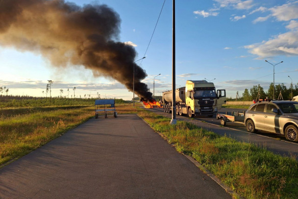 Водитель Сааба сгорел заживо после ДТП с грузовиком на стоянке у Сортавалы