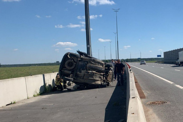 'Рено' словно пригвоздило столбом на 'Нарве'. Погибли водитель и пассажир