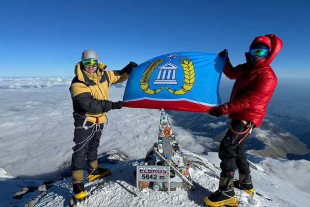 Трое из руководства под Гатчиной взошли на Эльбрус фото