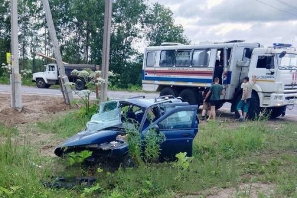 Под Тихвином Mercedes с ребёнком врезался в «Богдана»