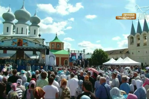 В Тихвине праздничная литургия патриарха Кирилла  у монастыря огромная очередь