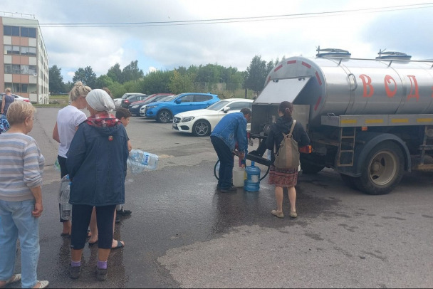 Низино из-за прорыва трубы два дня провело без воды