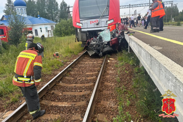 В аварии с Ласточкой под Гатчиной погиб петербуржец. У него было двое детей