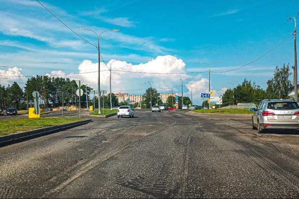 Два слоя нового асфальта подбодрят уставшую от спецтехники дорогу в Сосновом Бору