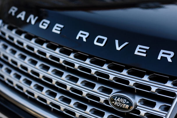 Пенсионер из Васкелово лишился Range Rover за 19 млн у 10-этажки в Петербурге