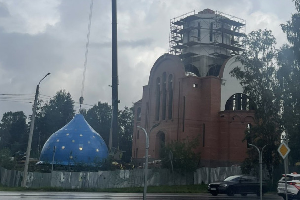 Купол весом в несколько тонн воздвигли на новый храм в Буграх. Дальше  крест