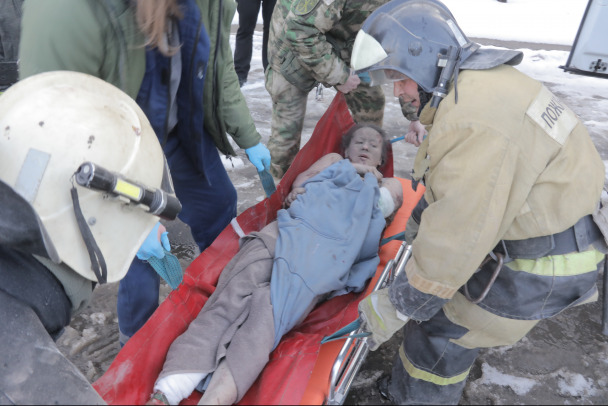 Помимо ТЦ ударом в Донецке повреждена горбольница, число пострадавших растет