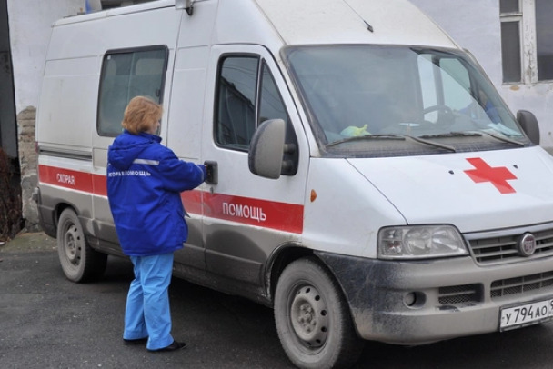 В Кудрово под окнами 14-этажки нашли девушку