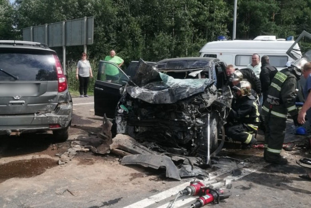 Под Лугой столкнулись фура и Урал, в больнице шофер и пассажирка