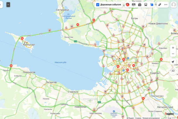 Пробки вынудили людей пойти пешком возле Янино