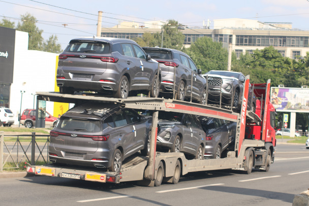 Продажи новых легковых автомобилей в России выросли. Грузовиков и автобусов - наоборот