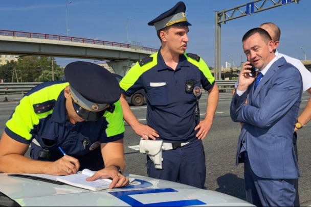 Сотрудники ГАИ Петербурга встали на пути бизнесмена в Саудовскую Аравию. Его водитель летал по Кудрово со спецсигналами