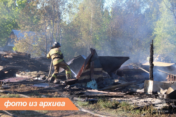 Пенсионера с ожогами увезли от сгоревших дома и сарая под Волховом