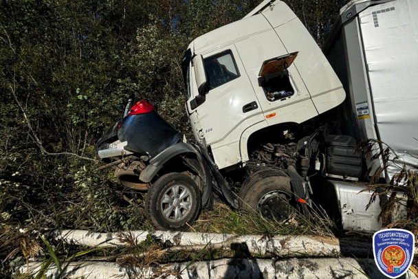 На Южном полукольце пикап Mitsubishi смяло под кабиной грузового китайца