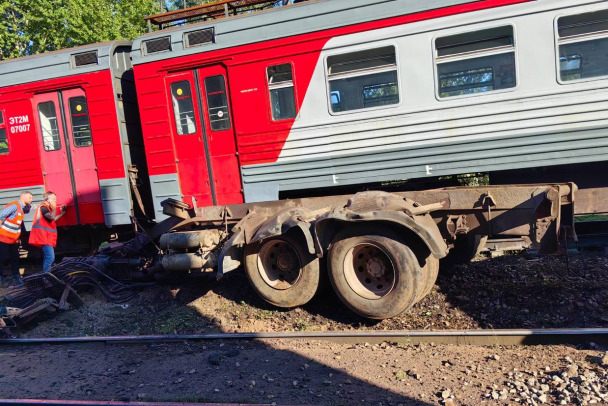 В аварию в Петербурге попал поезд из Гатчины. Автомобиль выехал на пути на запрещающий сигнал