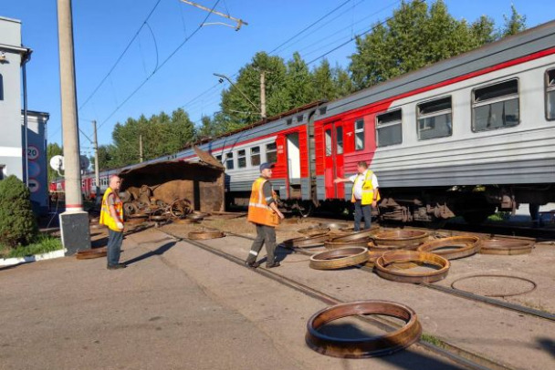 Движение поездов на Гатчинском направлении восстановлено после ДТП. В пути задерживается десяток составов