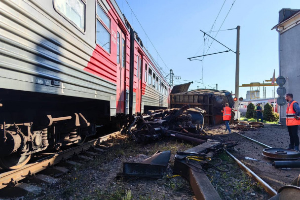 Момент столкновения поезда и грузовика в Петербурге попал на камеру