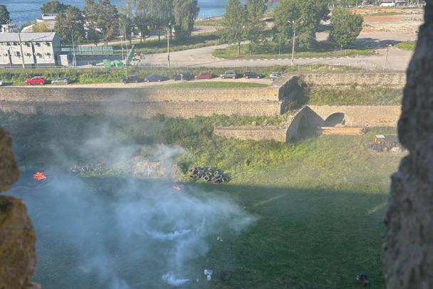 Стоит вонь и смог страшный. В Ивангородской крепости проходят съемки с пугающим черным дымом