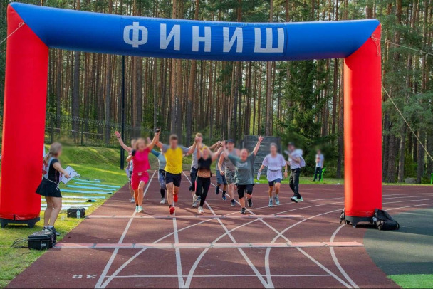 Допрыгались в Луге. Замдиректора Водоканала Петербурга сломала руку на корпоративе с препятствиями