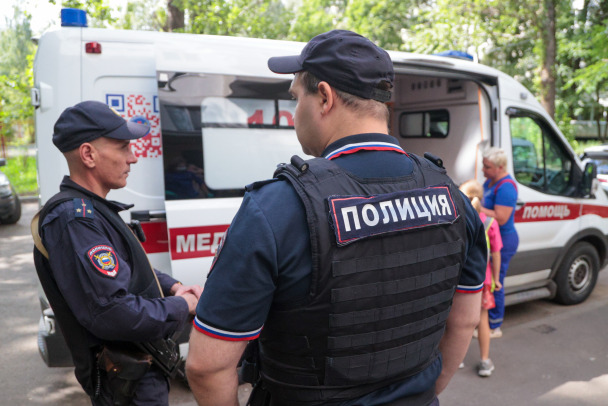 Переломанную иностранку увезли от девятиэтажки в Петербурге. В квартире задержан муж