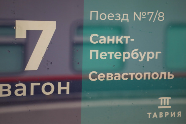 Поезд на Севастополь снес пешехода в наушниках в Любани