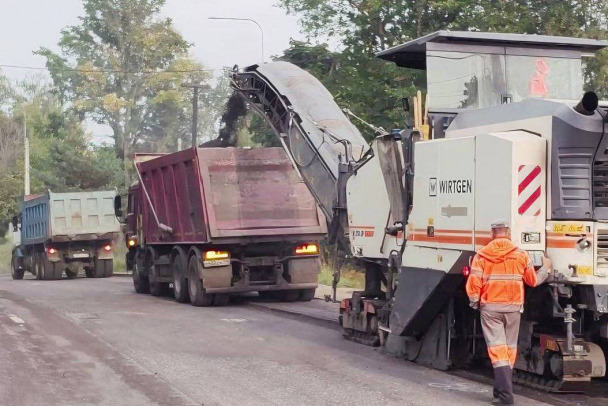 У Сосново начали долгожданный ремонт видавшей виды дороги. Но пробки не нравятся всем