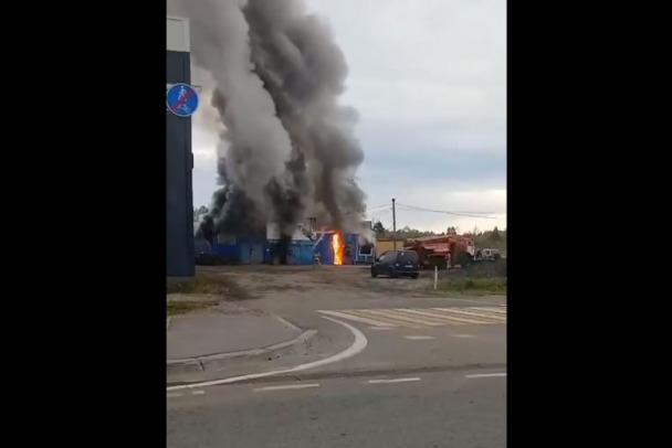 В Светогорске мощно полыхал шиномонтаж (видео)