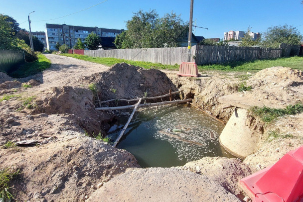 После ремонта труб в Сланцах на месяц оставили глубокую яму. Она превратилась в топь,  фото