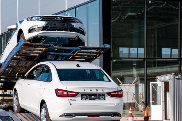 Коробка подвела. «АвтоВАЗ» приостановил выпуск Lada Vesta